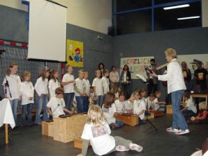 Chorleiterin VOL Ulrike Liebert in Aktion mit ihrem Schulchor